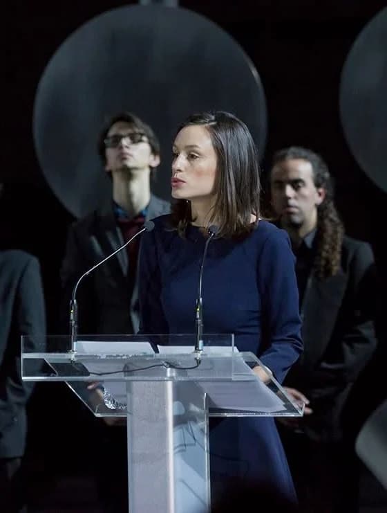 Sara Pérez Roselló speaking at a lectern