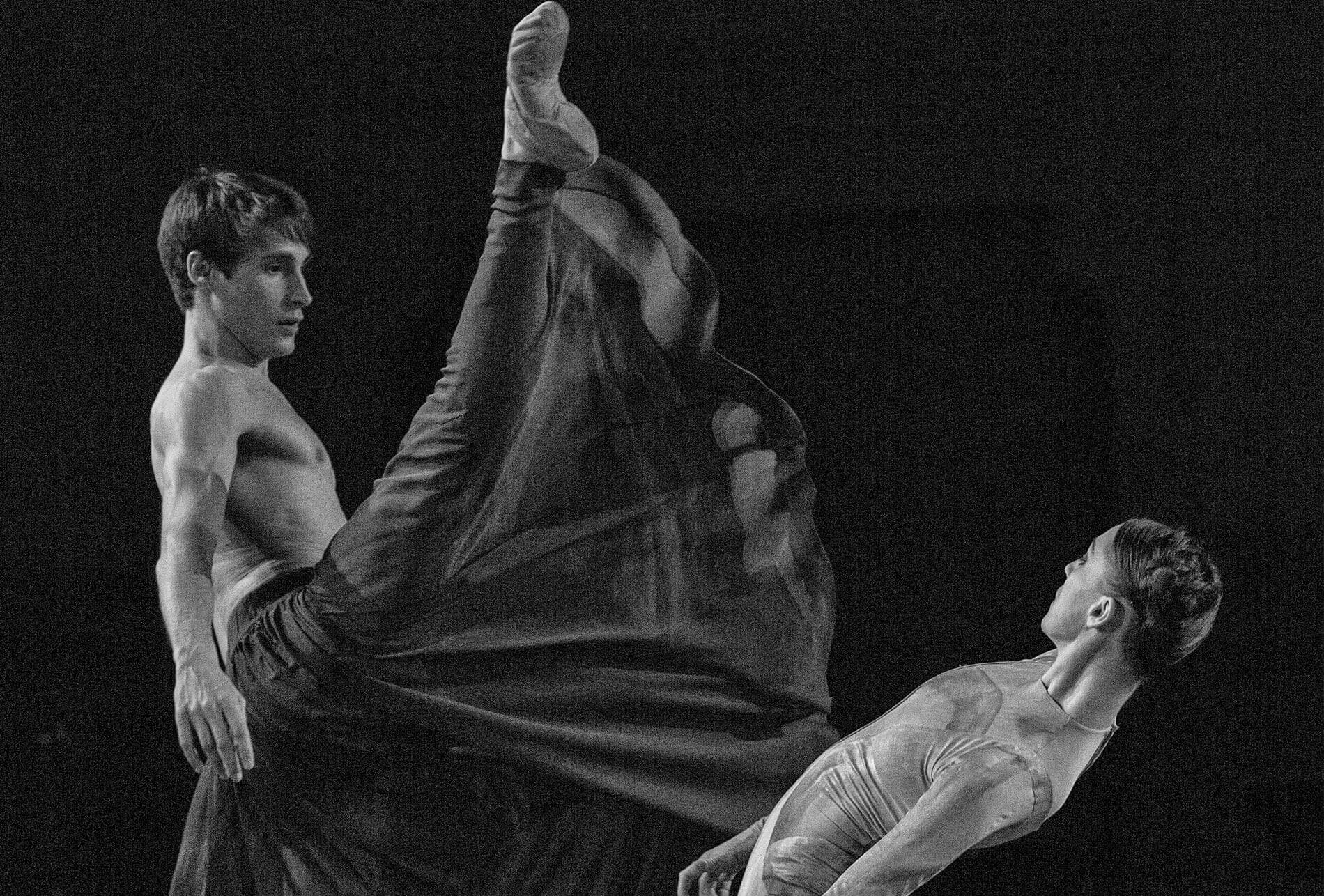 Intérpretes de danza contemporánea en escena