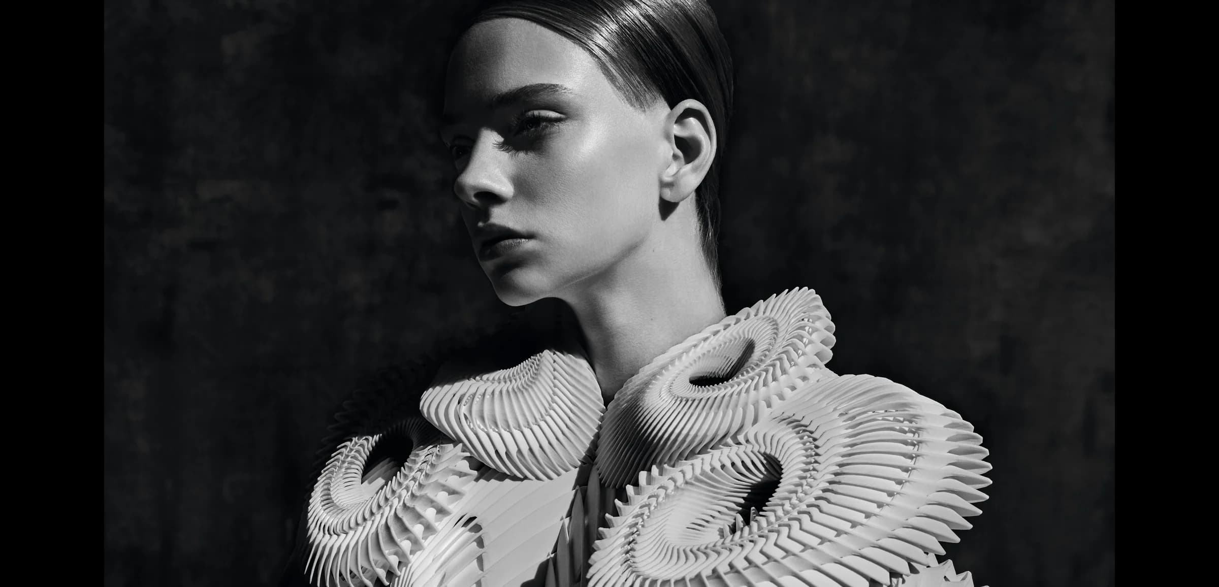 Retrato artístico de una figura con vestuario escultórico